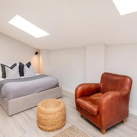 Modern In Long Ashton * בריסטול